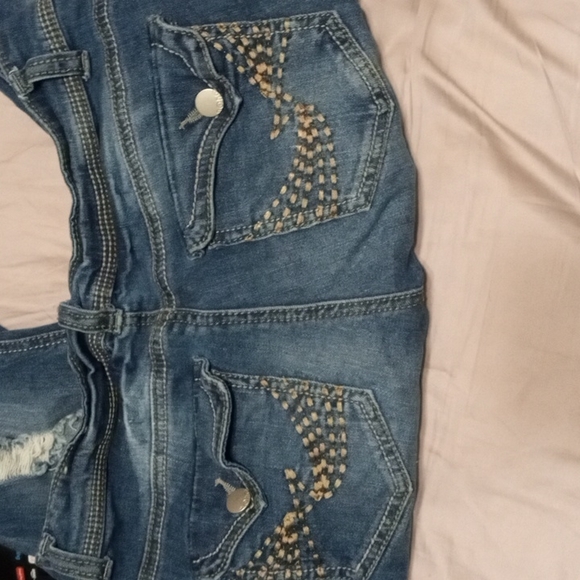 Size 13,No boundaries,distressed, whisker wash, dark blue denim capris - Picture 4 of 4